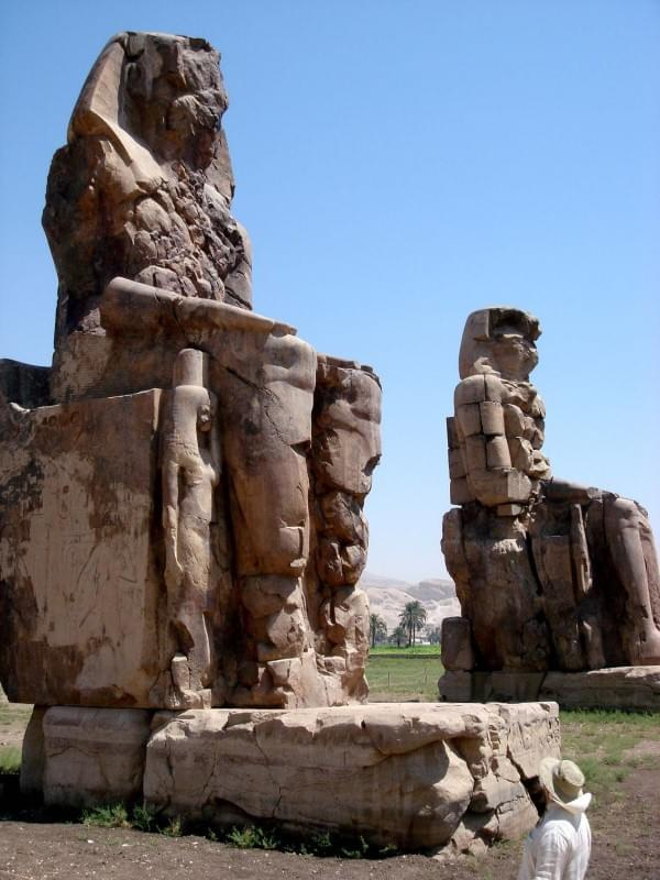 Kolosy Memnona. Pozostałości po świątyni Amenhotepa lll