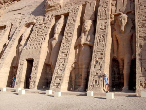 Abu Simbel. Południowe "wrota Egiptu. 65 km. za Zwrotnikiem Raka. Świątynia Nefertari, żony Ramzesa ll.