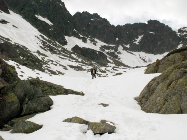 Przełęcz nad wrotami i Stawy Staszica. #Tatry #czerwiec #MorskieOko