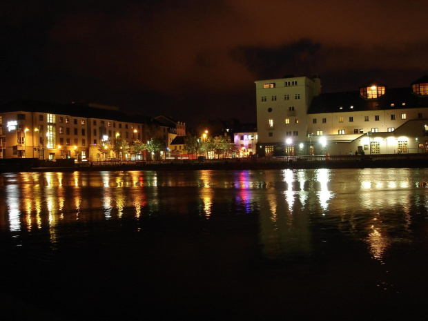 Galway nocą ujęcie nastepne z koleii ;-)