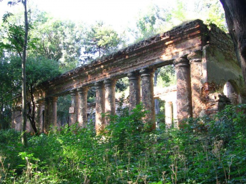 Łażany. Ruiny w parku. 2006.09.13
