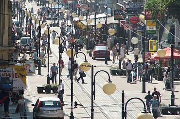 Deptak Chorzów #Chorzów #deptak #lampy #lapma #lato #ludzie #obserwacja #podglądanie #sklep #sklepy #słońce #szyny #tramwaj #UlicaWolności #zyzio