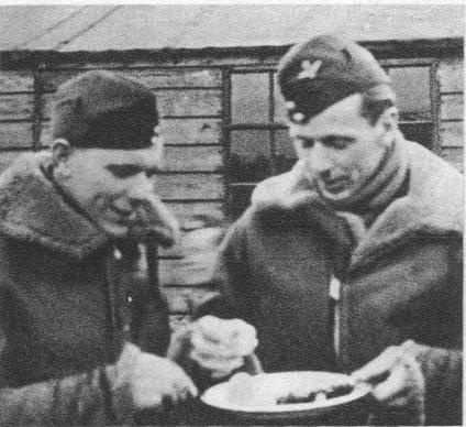 Dowodcy eskadr A i B 302 dywizjonu, Tadeusz Czerwiński i Julian Kowalski, dzielą się jajkiem wielkanocnym. Lotnisko Kenley 1941 r.