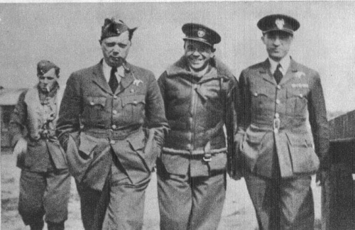 Northolt. Od prawej: mjr Witold Urbanowicz, adiutant 302 dywizjonu kpt. Łukaszewicz, płk Stefan Pawlikowski, por. Julian Kowalski, dowódca eskadry B 302 dywizjonu.