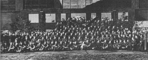 Dywizjon 302 sformowany 13 lipca 1940r. na lotnisku Leconfield, w pobliżu Hullu. Ze 148 osób ujętych na zdjęciu, 120 stanowiło polską obsadę dywizjonu, a reszta to angielska obsługa lotniska. W środku za białym bulterrierem siedzą obaj dowódcy dywizjon...