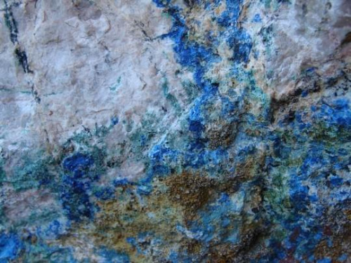 Wykwity azurytu (niebieski) i malachitu (zielony) na sklach ciany kamieniołomu.