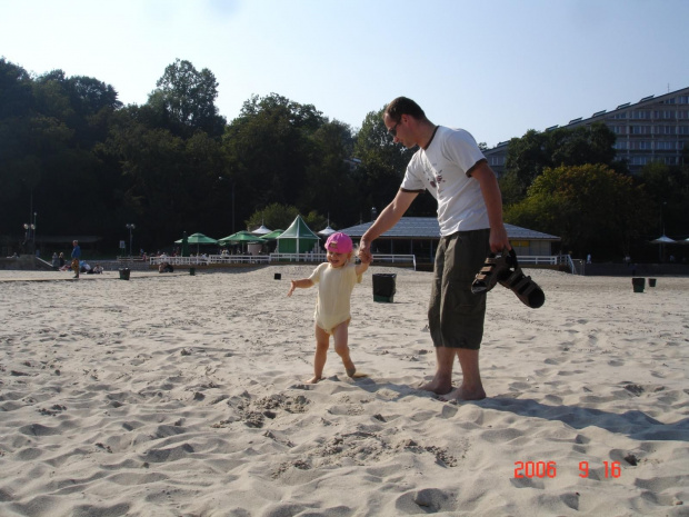 ... I ZNOWU JULIA MOŻE POSZALEĆ NA PLAŻY... :D