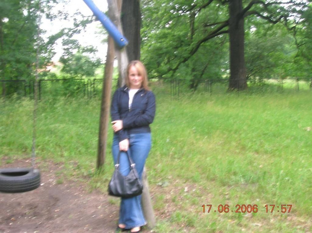 Zdjęcie z czerwca '06 ciut nieaktualne #dziewczyna #huśtawka #wrocław