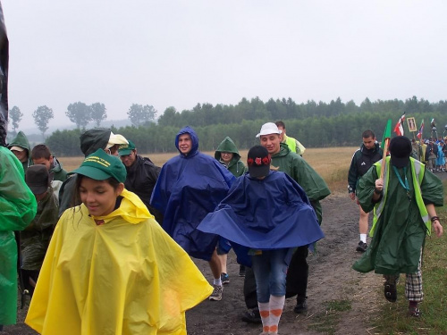 widac że Złotej nawet deszcz nie straszny...uśmiechy od ucha do ucha...nawet ja sie załapałam na fotke...takie zamaskowane cos w kubraczku to ja:)
...a za nami człapie Ożarów...ooo i dogladnęłam roberta...naszego antenkowego...:)