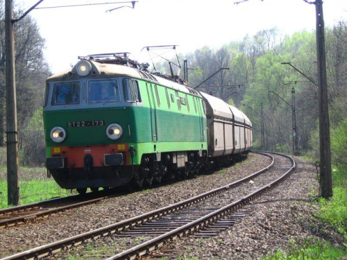 ET22-173 prowadzi pociąg w stronę Świebodzic Lubiechów 27.04.2006