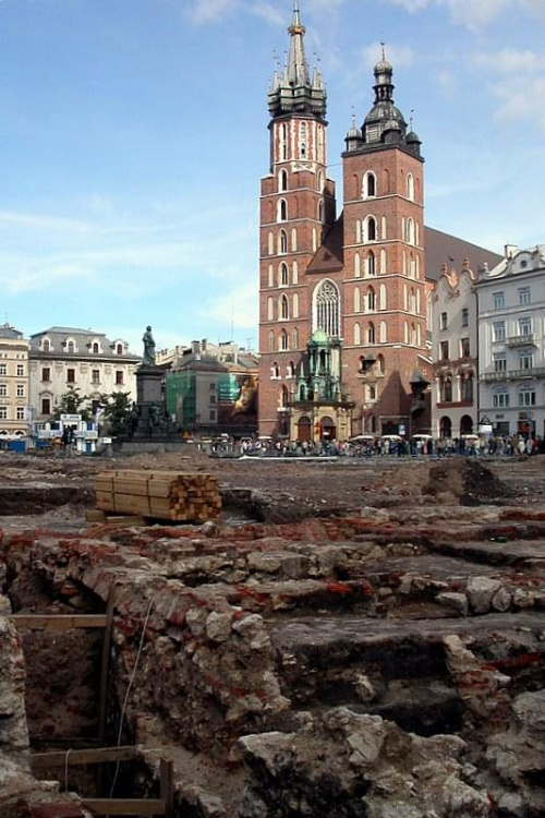 prace archeologiczne pna Rynku Głównym