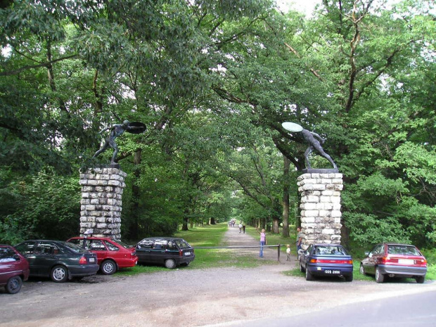 1.Moszna-wejście do parku
