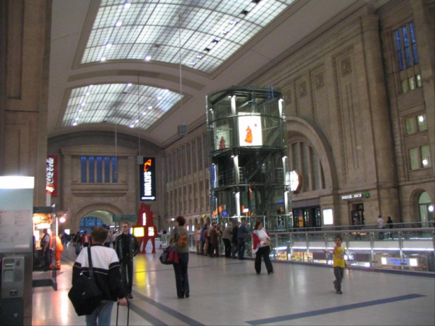 pasaż handlowy na dworcu kolejowym w Lipsku #Liepzig #TrainStation