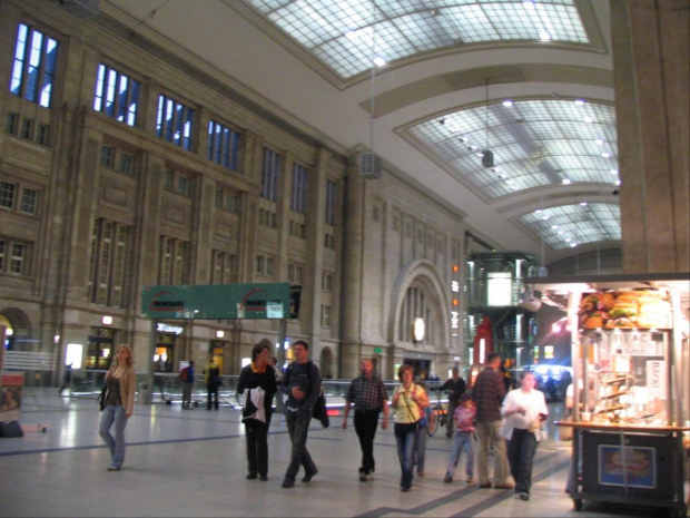 pasaż handlowy na dworcu kolejowym w Lipsku #Liepzig #TrainStation