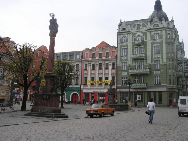 Rynek świdnicy - kolumna św.Trójcy i fontanna Neptuna.