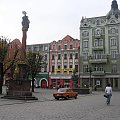 Rynek świdnicy - kolumna św.Trójcy i fontanna Neptuna.