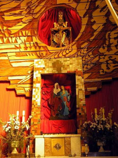 Prostyń. Sanktuarium Trójcy Przenajświętszej i Św. Anny. Ołtarz główny, a w nim rzeźba przedstawiająca Św. Annę i Marię. Na obrazkach z tego sanktuarium przedstaiających tę rzeźbę są słowa