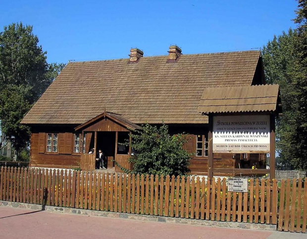 Jednoizbowa Szkoła Powszechna w Zuzeli, do której kiedyś uczęszczał mały Stefan Wyszyński. Dziś pełni rolę muzeum dzieciństwa Prymasa Tysiąclecia.