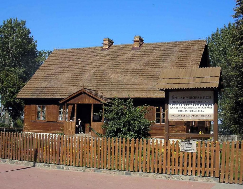 Jednoizbowa Szkoła Powszechna w Zuzeli, do której kiedyś uczęszczał mały Stefan Wyszyński. Dziś pełni rolę muzeum dzieciństwa Prymasa Tysiąclecia.
