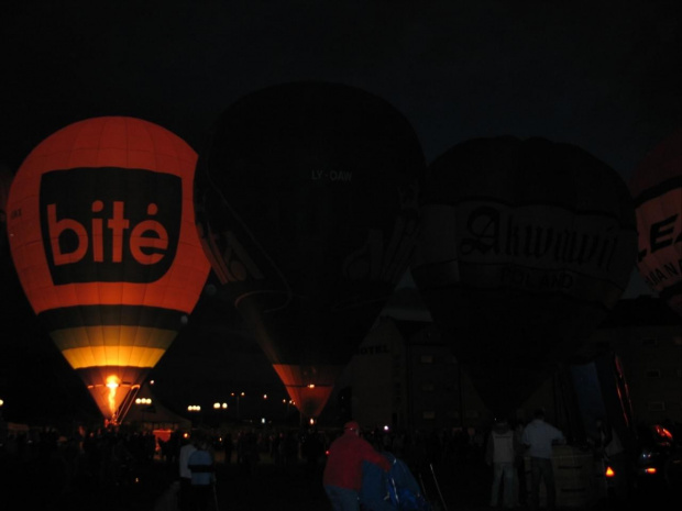 Nocny pokaz balonów podczas XV Balonnowego Pucharu Leszna