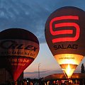 Nocny pokaz balonów podczas XV Balonnowego Pucharu Leszna