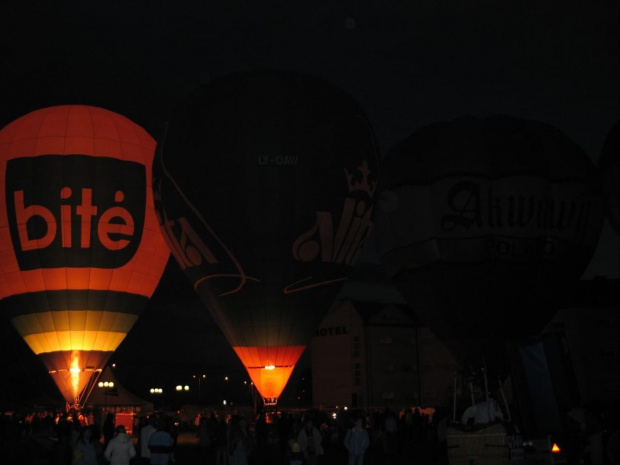 Nocny pokaz balonów podczas XV Balonnowego Pucharu Leszna