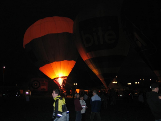 Nocny pokaz balonów podczas XV Balonnowego Pucharu Leszna