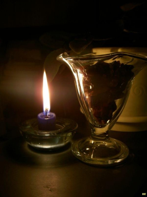tak wieczorkiem,w domu... #świeczka #świeca #płomień #szkło #świecznik