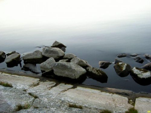 niespotykanie spokojna Wisła,aż cisza osiadła na kamieniach #kamienie #rzeka #cisza