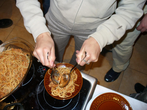 Milka vel Inka jako pierwsza podejmuje się spróbować spaghetti.