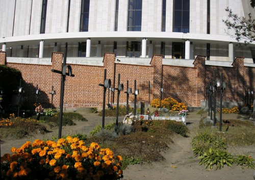 Łagiewniki. Maluśki cmentarzyk na terenie Sanktuarium, na którym leżą siostry zakonne.