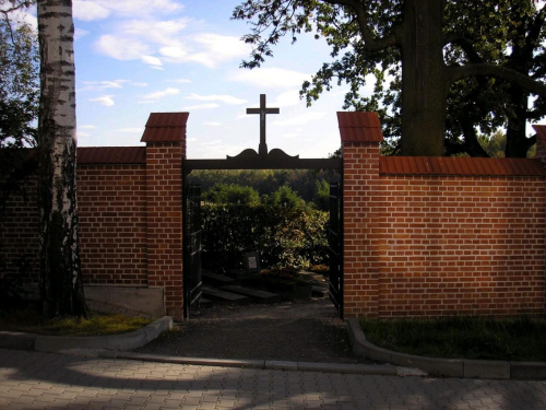 Łagiewniki. Maluśki cmentarzyk na terenie Sanktuarium, na którym leżą siostry zakonne.