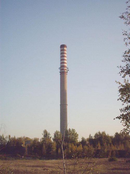 Od 09.10.06 na tym kominie pojawił się nadajnik Radia Fama Tomaszów 92,9fm. Wysokość komina 150 metrów. Komin należał do upadłego zakładu Włókien Chemicznych Wistom ( był to komin wentylacyjny, odprowadzający szkodliwe substancje do atmosfery ).