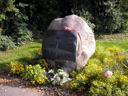 Tablica w Parku Skaryszewskim upamiętniająca brytyjskich lotników którzy w sierpniu 1944 zginęli w tym miejscu przybywając z pomocą walczącej Warszawie