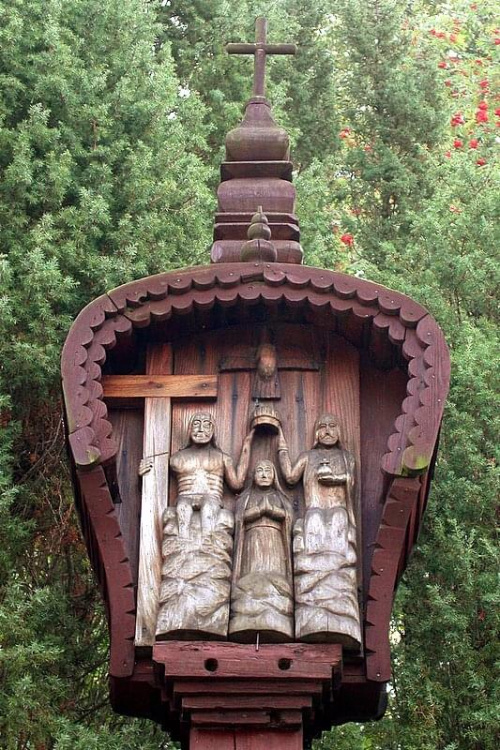 kapliczka słupowa z tzw. "Trójcš więtš" czyli płaskorzebš przedstawiajšcš koronację Matki Bożej