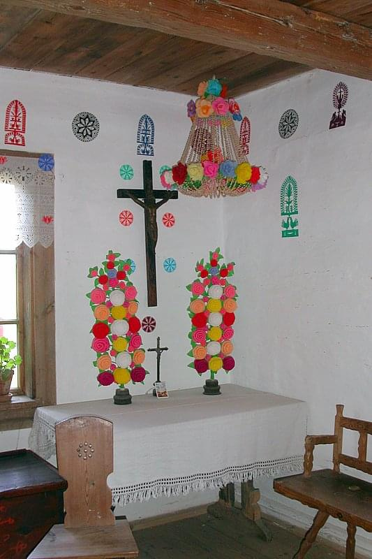 chata ozdobiona kurpiowskimi dekoracjami
