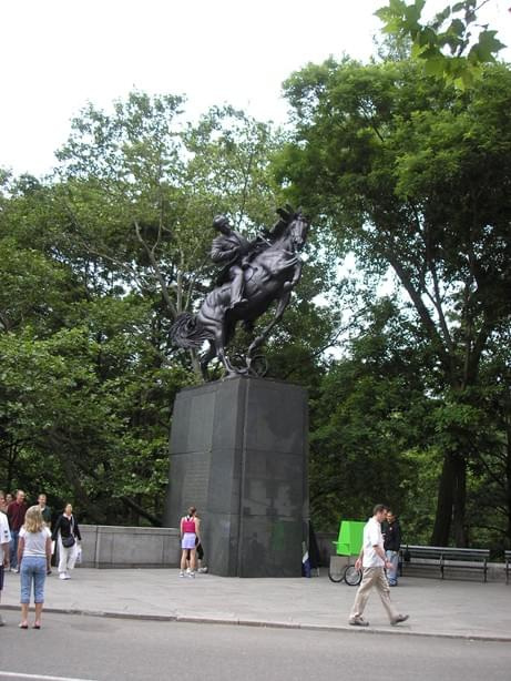 Pomnik kubańskiego bohatera narodowego stojący przy Central Parku. Zafascynowała mnie pozycja jeźdźca, odmienna od innych tego rodzaju pomników, pochylona w bok jakby za chwilę miał spaść z konia