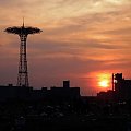 Wieczór zapada nad Coney Island. To dość ciekawa plaża, niespotykana chyba nigdzie indziej. Wzdłuż mola pełno tu kafejek, hotdogarni, pizerii, różnych innych jadłodajni, jest wesołe miasteczko z diabelskimi młynami, a w perspektywie na tym zdjęciu star...