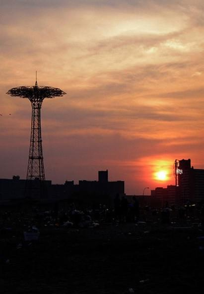 Wieczór zapada nad Coney Island. To dość ciekawa plaża, niespotykana chyba nigdzie indziej. Wzdłuż mola pełno tu kafejek, hotdogarni, pizerii, różnych innych jadłodajni, jest wesołe miasteczko z diabelskimi młynami, a w perspektywie na tym zdjęciu star...