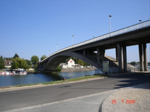 Maurecourt - widok na Conflans-Sainte Honorine na brzegach rzeki Oise, która w tym miejscu się rzuca w Sekwanę