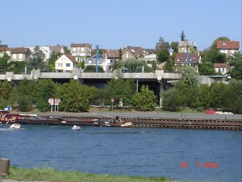 Maurecourt - widok na Conflans-Sainte Honorine na brzegach rzeki Oise, która w tym miejscu się rzuca w Sekwanę