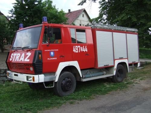 CHARAKTERYSTYKA I WYPOSAŻENIE SAMOCHODU
- Silnik turbodiesla 210 KM
- Kabina jednomodułowa 9-cio osobowa
- Napęd 4x4
- Zbiornik na wode 2000l ze stali kwasoodpornej
- Autopompa Rosenbauer , 1800l/min przy 10 bar, 350l/min przy 40 bar
- Szybkie natarcie...