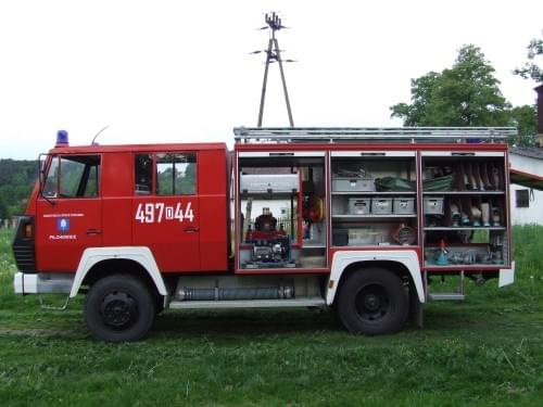 CHARAKTERYSTYKA I WYPOSAŻENIE SAMOCHODU
- Silnik turbodiesla 210 KM
- Kabina jednomodułowa 9-cio osobowa
- Napęd 4x4
- Zbiornik na wode 2000l ze stali kwasoodpornej
- Autopompa Rosenbauer , 1800l/min przy 10 bar, 350l/min przy 40 bar
- Szybkie natarcie...