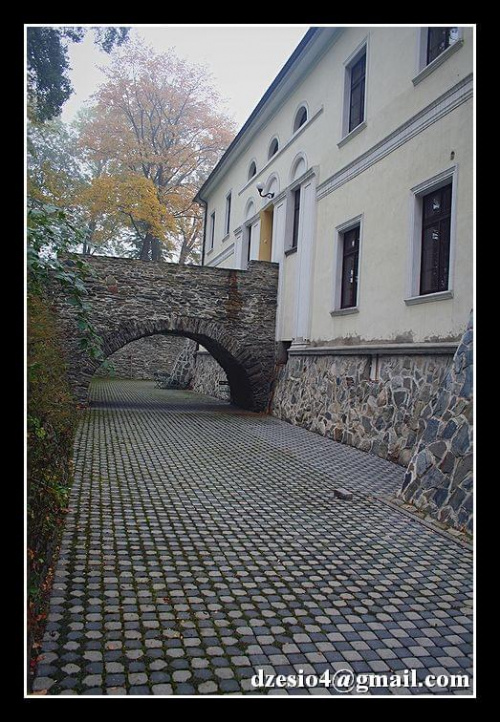 W centrum wsi stoi pałac, do którego prowadzi droga przez most. Budowla stała tutaj już w XIV wieku, bowiem z 1377 roku mamy w źródłach informację o rycerzu Hubenku. Więcej przeczytacie na skanie z książki.