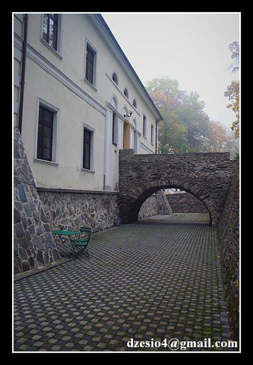 W centrum wsi stoi pałac, do którego prowadzi droga przez most. Budowla stała tutaj już w XIV wieku, bowiem z 1377 roku mamy w źródłach informację o rycerzu Hubenku. Więcej przeczytacie na skanie z książki.