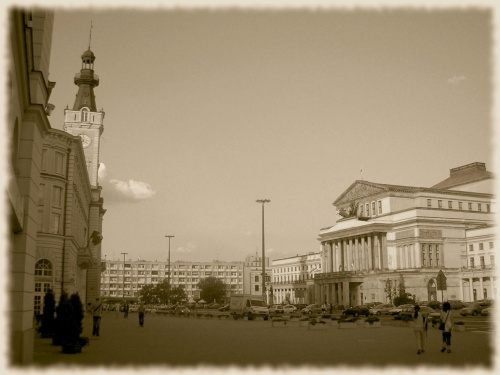 Warszawa - Plac Teatralny - Opera Narodowa i Ratusz. Zdjęcie było lipnie zrobione, dlatego przerobiłam je na stare