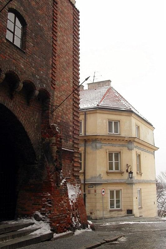 ul. Brzozowa - na pierwszym planie kamienica patrycjuszowska Burbachów. Powstała w XVII w., w wyniku przebudowy 3 starszych kamienic. Wielka sień bramy jest dawnym wlotem ulicy