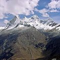 Widok z przełęczy Portachuelo Llanganuco (4767 mnpm) na Nevado Huandoy (prawdopodobnie), niedaleko szczytu Huascaran, Peru