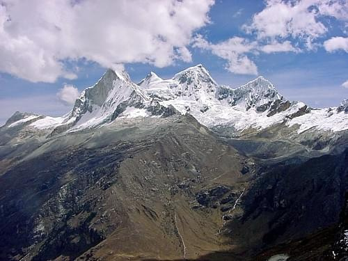 Widok z przełęczy Portachuelo Llanganuco (4767 mnpm) na Nevado Huandoy (prawdopodobnie), niedaleko szczytu Huascaran, Peru