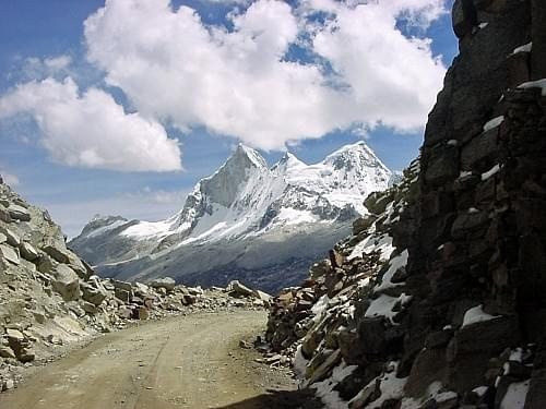 Widok z przełęczy Portachuelo Llanganuco (4767 mnpm) na Nevado Huandoy (prawdopodobnie), niedaleko szczytu Huascaran, Peru